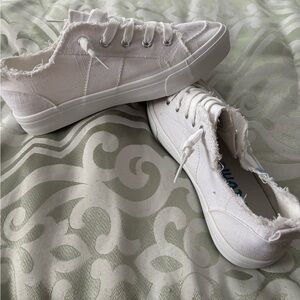 Women’s size 8 canvas shoes. Worn 1 time. Too big for me. Run a little large.